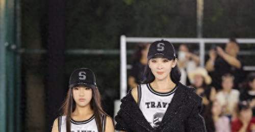 59岁苗圃带女儿走秀,12岁女儿身高超170,当年罗晋掏20万救她爸的瓜,比豪门戏还真