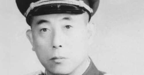 金日成访华,一少将突然搂住他的脖子,周恩来怒批:他已不是营长