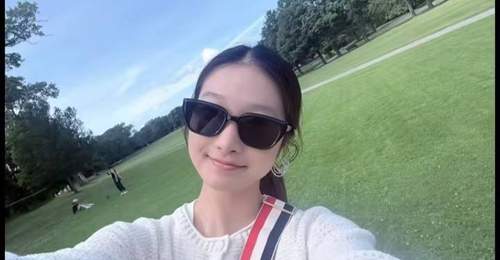 马伊琍俩女儿近照,爱马优雅漂亮长相随爸,妹妹变拽姐身高抢镜