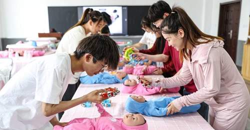 职校幼教专业取消,老师改教无人机和大数据