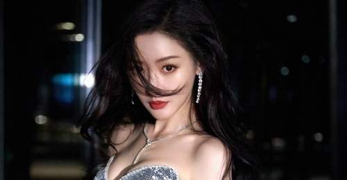 张天爱太丰满了!穿抹胸裙都兜不住好身材,我感慨资本果然会选人