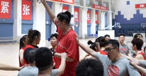 中国女篮结束热身赛回国继续备战 邓雨婷归队14人在训