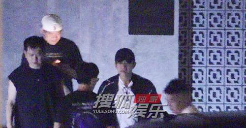 邓超深夜火锅局畅聊至凌晨 饭后拥抱好友不舍道别