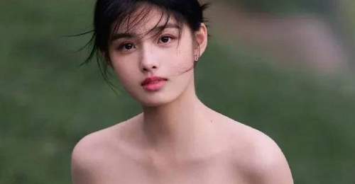 《雀骨》艾米灵动表演太惊艳!她写真身材曼妙性感撩人