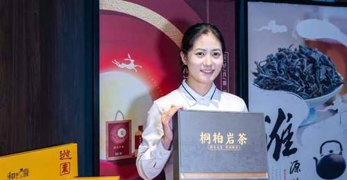 河南桐柏:夏秋茶“点叶成金” 岩茶首单签下马来西亚