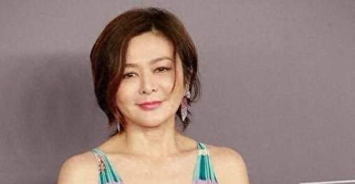 63岁关之琳深V裙配微卷短发,惊艳诠释岁月沉淀的性感