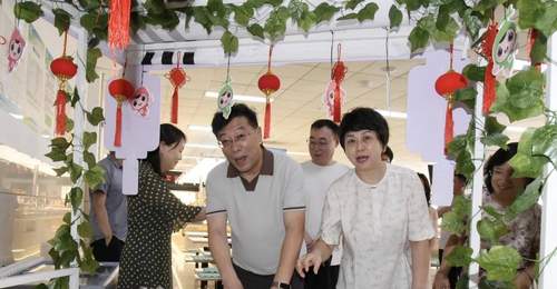 医院食堂变零食站 医护结伴找童年味道 轮流当东道主共享甜蜜欢乐