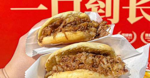 西安街头抢镜早餐肉夹馍 多元吃法适配赶路人多样需求