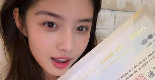 00后演员艾米晒北电录取通知书 青春甜笑引网友围观