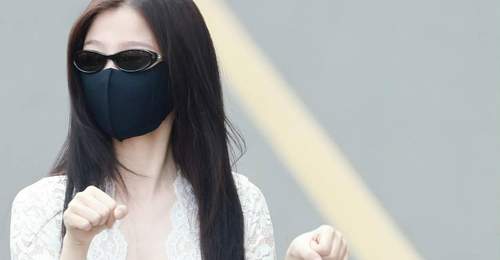 虞书欣上班路透曝光 白色蕾丝深V上衣搭配牛仔长裤 多元风格切换引网友直呼好会穿