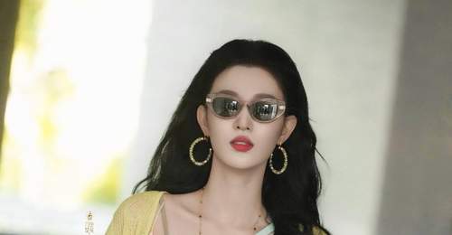 粉色吊带裙搭绿开衫 王楚然的这套度假穿搭把少女感和氛围感拿捏得刚刚好