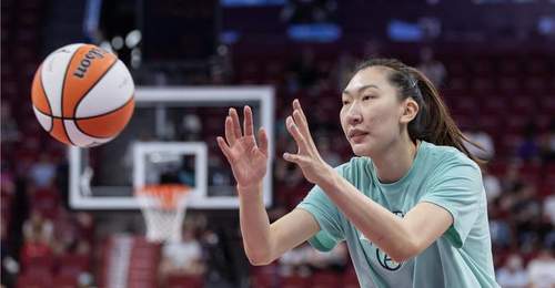 WNBA常规赛收官战:韩旭首节11分带动纽约自由人客场胜火花,赛场精彩表现引观众热议