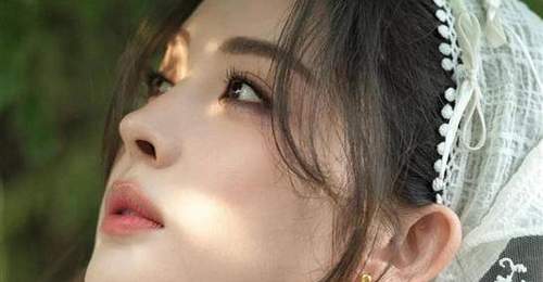 三伏天户外拍写真 娜扎穿牛仔背带配米白蕾丝搭红拖 咬芭乐的鲜活模样太对复古田园味了