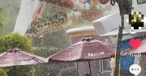 山西大同方特一360度旋转项目运行中遇暴雨,客服:以自动模式完成流程,游客安全