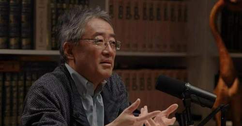 章泽天在好奇什么?