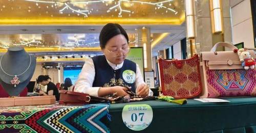 湖北土家妹巧手织就民族同心锦
