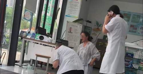 用时3分26秒,南京59岁医生跪地救回不足两岁窒息幼儿:小孩幸运遇到了我,我也很幸运通过急救知识将小孩救回来;患儿家长:孩子已无大碍