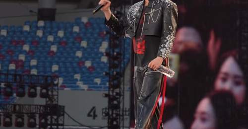 王力宏成都演唱会不慎绊倒,脑袋磕上台阶后,脸部擦伤耳骨明显撕裂