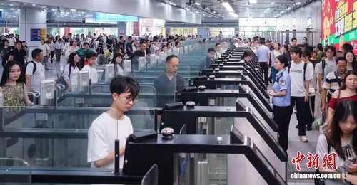 今年上半年经拱北口岸出入境旅客超6400万人次