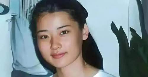 5岁那年，母亲骗她去照相馆拍照。她穿上最漂亮的衣服，雀跃地跟着走，结果被送到了父亲手里。这就是何赛飞。一张没拍成的全家福，成了她心里一辈子的空白。更巧的是，潘虹还当面打趣她，说明儿媳不好当，她当场回了个机灵，这股劲儿从哪来，不就是从那天照相馆门口生出来的吗。那天她穿着最漂亮的小衣裳...