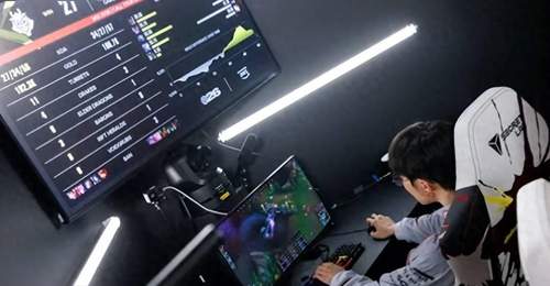 T1被淘汰后,Faker光速回休息室独自复盘,G2的AD和漂亮女友庆祝