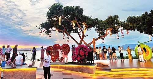 三亚:夏日文旅热度攀升 景区美景引客来