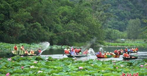 云南普者黑花脸文化系列活动启幕 邀客赏花避暑旅居