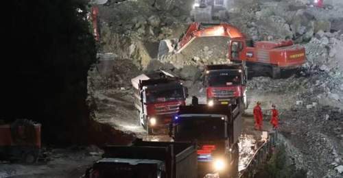 重庆彭水山体崩塌搜救正持续推进 现场群众见证救援排查有序开展