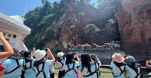 2026华星小记者四川集结营走进乐山 参与多元活动体验大佛与乌木里的华夏文脉