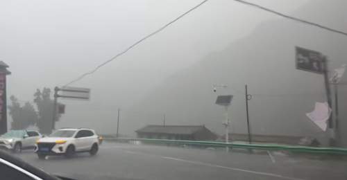 景区露营遇突发雨情 一家三口亲历山洪险况 现场见证水势涨势惊人 从车天窗脱险获救