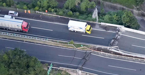 日本熊本地震遇难人数升至13人,民众排队取水支援、救援现场紧张搜救画面引关注