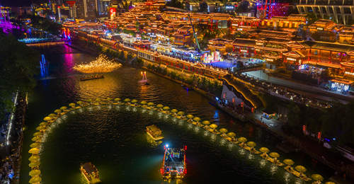 湖北宣恩贡水河夜游启幕 市民游客漫步乘筏共赴夏夜精彩体验