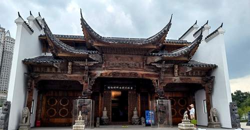 松花江畔逛馆新玩法 免费京剧妆造浪木体验任你玩