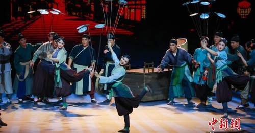 第十三届全国杂技展演启幕 南宁观众沉浸式体验杂技剧《西湖传说·白蛇》焕新演绎的千年仙话