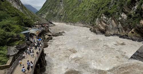 香格里拉虎跳峡景区已启动全域安全排查 落石区域不在开放游览区 观众可安心游玩体验