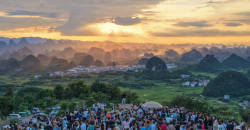 广西阳朔葡萄镇杨梅岭峰林引客赏景