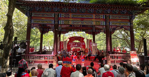 德保百姓聚芳山公园 好戏连台加互动问答 移风易俗记心间
