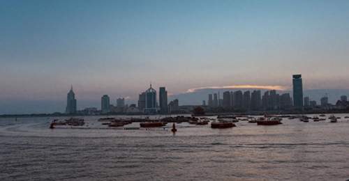 登船夜游青岛湾 与百年栈桥干杯解锁夏夜专属海上体验
