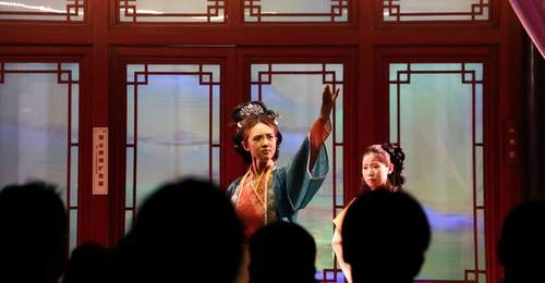 “泉城夜八点”启动!《趵突夜画》带观众解锁沉浸式夜游新玩法