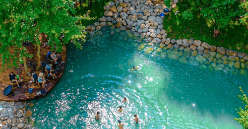 来临安风之谷过清凉夏日!泡18℃冷泉畅玩,坐小火车赴萤火虫浪漫之约