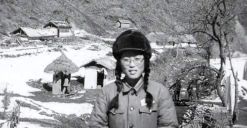 上甘岭坑道里的28天里,她攥着布条记上千二百位牺牲战士的名字,要带名册的模样,让多少人红了眼