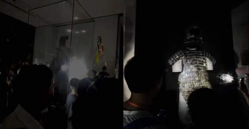 西安兵马俑遇突发停电 游客举手机手电筒观展 这场意外体验引热议