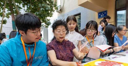 八月五日香港青少年赴乌市社区 与当地伙伴共赴文化体验活动