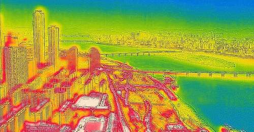 韩国热浪烧到40℃+ 首尔市民躲超市避暑 釜山海滩挤爆人潮挤到挪不开脚