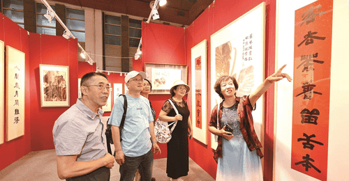 在家门口逛多元艺术展!第三届包头艺博会启幕 市民沉浸式感受文化碰撞魅力