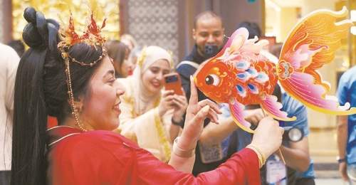 欧洲游客扎堆来华避暑 多元景区活动燃动游客体验 景区门票订单暴涨超20倍