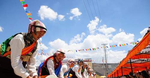 盛夏热贡六月会开跳 中外游客沉浸式参与高原千年民俗狂欢