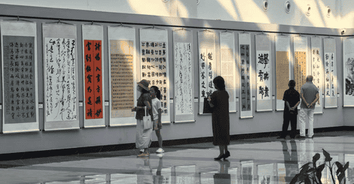 湖北咸安近百幅廉政书画展启幕 观众在笔墨丹青中感受清风廉韵洗礼