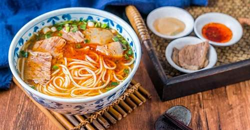 青海拉面店主主动换门头 借地创业换本土美食名片走新路子