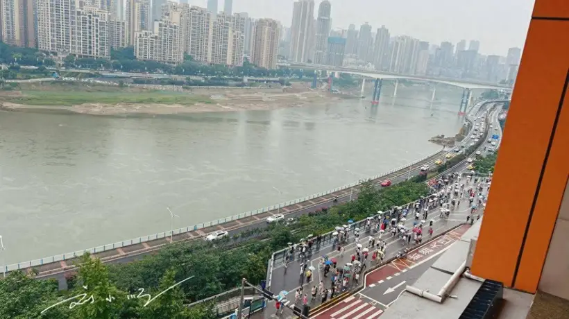 重庆李子坝轻轨穿楼成热门打卡点 本地人和游客都好奇到底有啥吸引力
